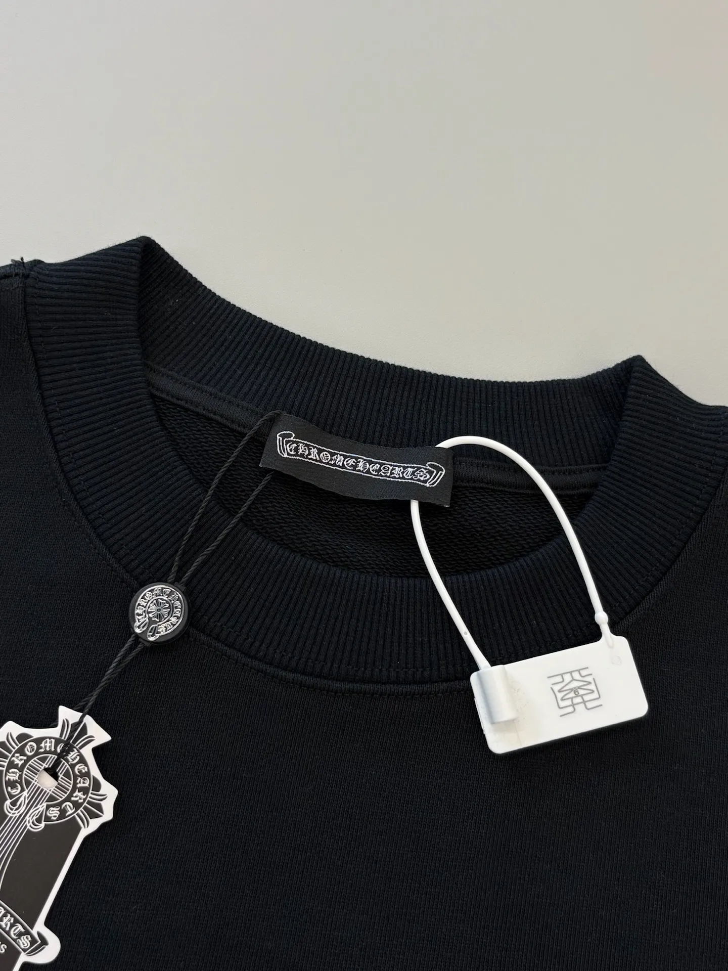 P250 [High Quality] Chrome Hearts Embroidered Horseshoe Rivets🪡+Watermark Letters‼ ️Round neck sweatshirt *Customized 420g terry cotton fabric, soft, skin-friendly and comfortable *Embroidery process: front horseshoe print + rivet embroidery *A very simple and elegant classic continuation. It is unparalleled in terms of upper body comfort, interpreting your luxury and taste, and creating your fashion style and charm. Three complete standards. Same style for men and women. 𝐂𝐎𝐋𝐎𝐔𝐑: Black/White 𝐒𝐈𝐙𝐄: S-XL